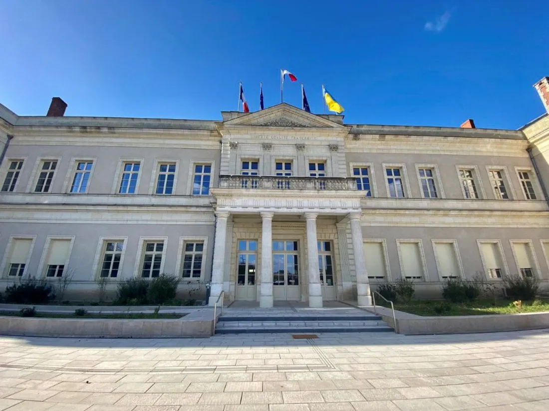 Hôtel de ville Angers_25 02 22_Compte twitter de Christophe Béchu
